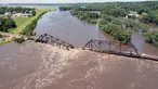 Air banjir melintasi jembatan kereta api yang runtuh di atas Sungai Big Sioux di dekat North Sioux City, South Dakota, pada hari Senin, 24 Juni 2024. (AP Photo/Josh Jurgens)