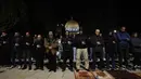 Salat tersebut dilakukan di tengah meningkatnya ketegangan di Yerusalem Timur yang diduduki, khususnya di dalam dan sekitar Kota Tua dan kompleks Al-Aqsa. Tampak dalam foto, para jamaah Muslim Palestina melaksanakan salat Tarawih pada malam pertama bulan suci Ramadan di dekat Kubah Batu, kompleks Masjid Al-Aqsa, Kota Tua Yerusalem pada 17 Februari 2026. (AHMAD GHARABLI/AFP)
