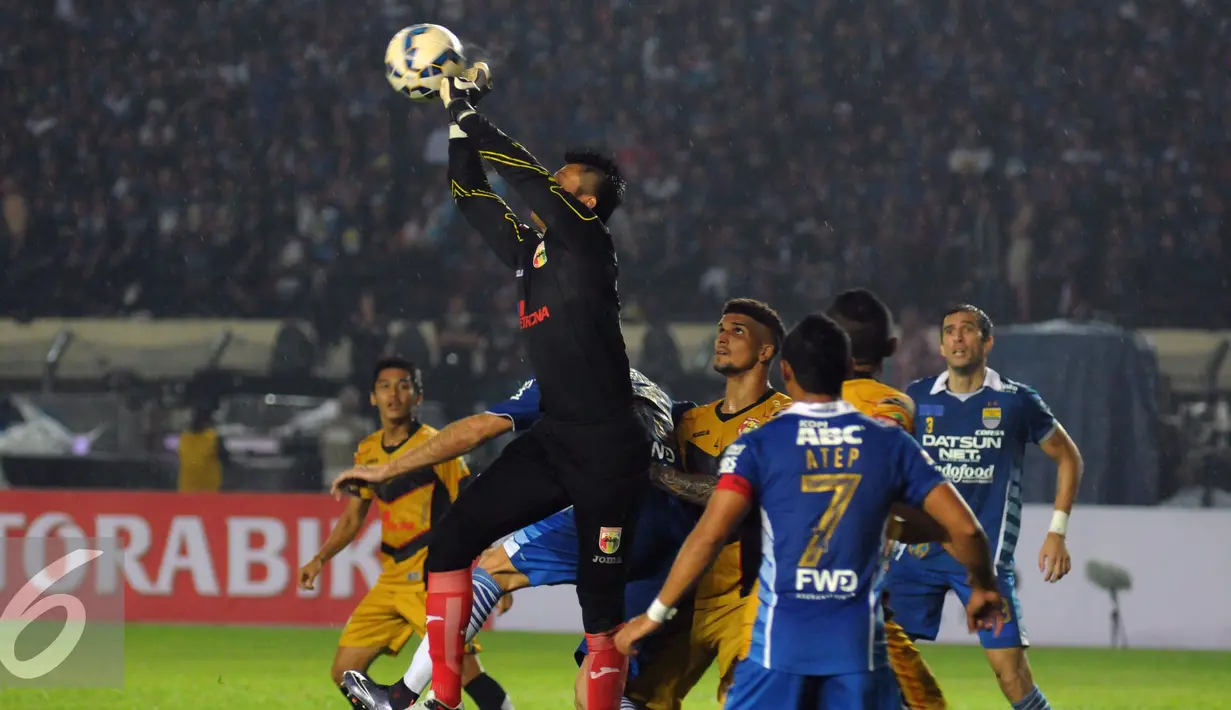 Penjaga gawang Mitra Kukar, Shahar Ginanjar melompat memotong peluang Persib di Turnamen Piala Bhayangkara di Stadion Si Jalak Harupat, Soreang, Bandung, Kamis (17/3/2016). Laga berakhir imbang 1-1. (Liputan6.com/Helmi Fithriansyah)