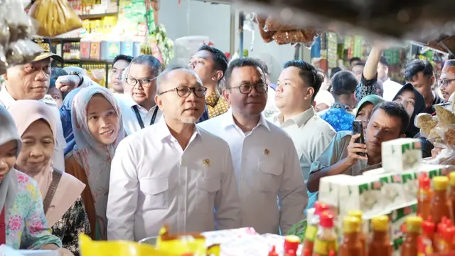 Menteri Perdagangan Budi Santoso (Mendag Busan) bersama Menteri Koordinator Bidang Pangan Zulkifli Hasan
