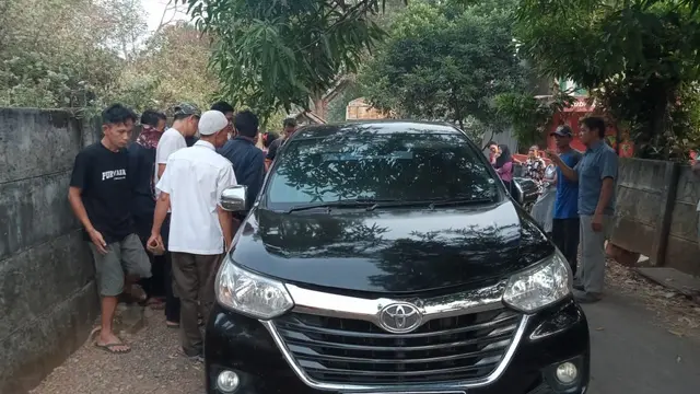 Baku tembak dengan polisi, satu terduga perampok tewas di dalam mobil di Purwakarta. (Foto: Liputan6.com/Abramena)