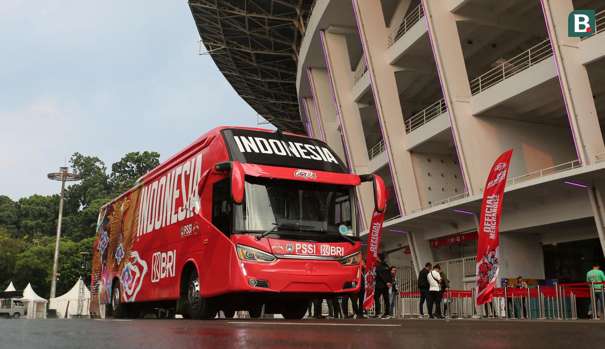 Sebuah bus baru yang akan menjadi sarana transportasi Timnas Indonesia diperkenalkan jelang laga FIFA Matchday melawan Timnas Argentina di Stadion Utama Gelora Bung Karno, Jakarta, Minggu (18/6/2023). Bus tersebut akan digunakan untuk kepentingan Timnas Indonesia berbagai kelompok umur dan sepak bola wanita. (Bola.com/Bagaskara Lazuardi)