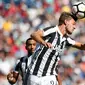 Bek Juventus, Daniele Rugani berebut bola udara dengan penyerang AS Roma, Edin Dzeko saat bertanding di ajang ICC 2017 di Gillette Stadium, Foxborough (31/7). Juventus menang adu penalti setelah imbang 1-1. (AP Photo/Damian Strohmeyer)