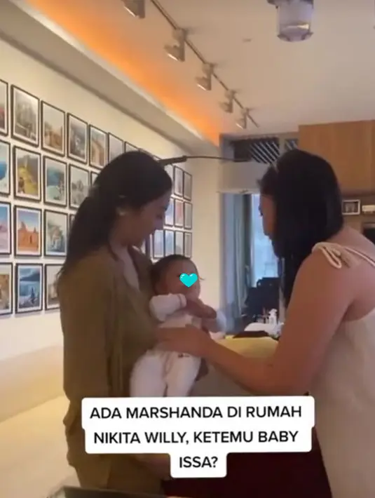 Meski jarang tersorot, Marshanda rupanya pernah main ke rumah Nikita Willy. Kala itu, ia juga bertemu dengan adik Nikita, Winona Willy yang belum lama melahirkan anak pertama. Penampilan Marshanda pun terlihat santai dengan mini dress sleeveless. (Liputan6.com/TikTok/@issaxanderdjokosoetono01)