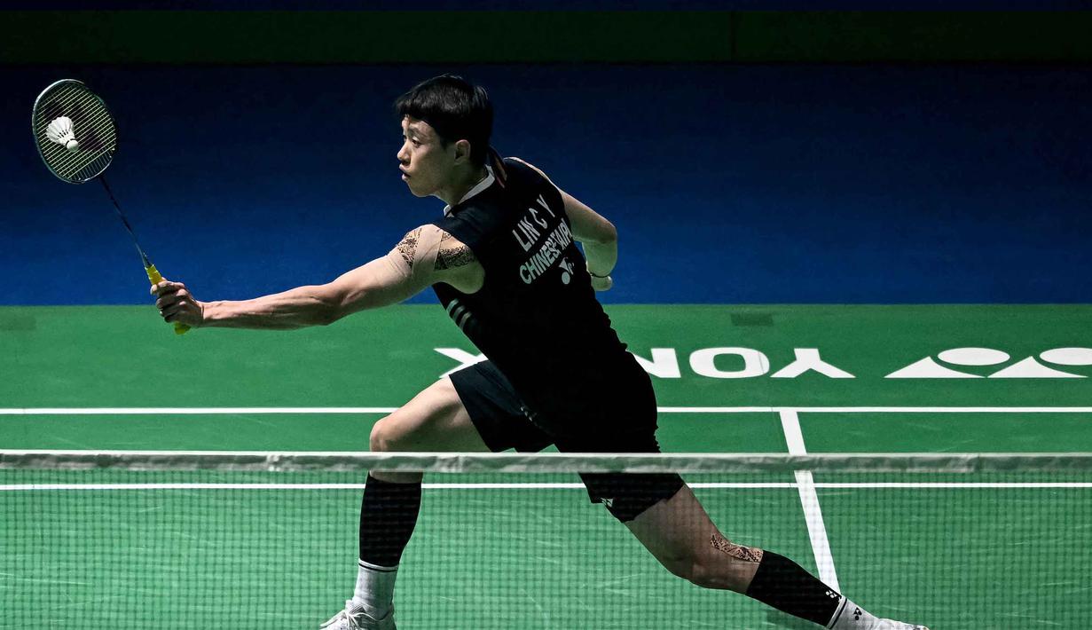 Sementara, kemenangan ini membuat Lin Chun Yi mengulangi kesuksesannya pada China Masters 2025 lalu ketika berhasil mengalahkan Jojo dengan dua gim langsung 21-5, 22-20. Tampak dalam foto, tunggal putra Taiwan, Lin Chun-yi melakukan pukulan balasan saat pertandingan final tunggal putra melawan Jonatan Christie (Indonesia) di turnamen bulu tangkis India Open 2026 di Indira Gandhi Indoor Stadium, New Delhi, Minggu (18/1/2026) sore WIB. (Sajjad HUSSAIN/AFP)