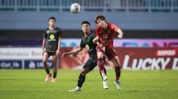 Pemain Rans Nusantara FC, Mitsuru Maruoka (kanan) berebut bola dengan pemain Barito Putera, Bayu Pradana saat laga pekan ke-7 BRI Liga 1 2022/2023 antara Rans Nusantara FC melawan Barito Putera di Stadion Pakansari, Bogor, Senin (29/8/2022). (Bola.com/Bagaskara Lazuardi)