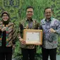 Bupati Bandung raih apresiasi sebagai Pembina Program Kampung Iklim (Proklim) dari Menteri Lingkungan Hidup dan Kehutanan.