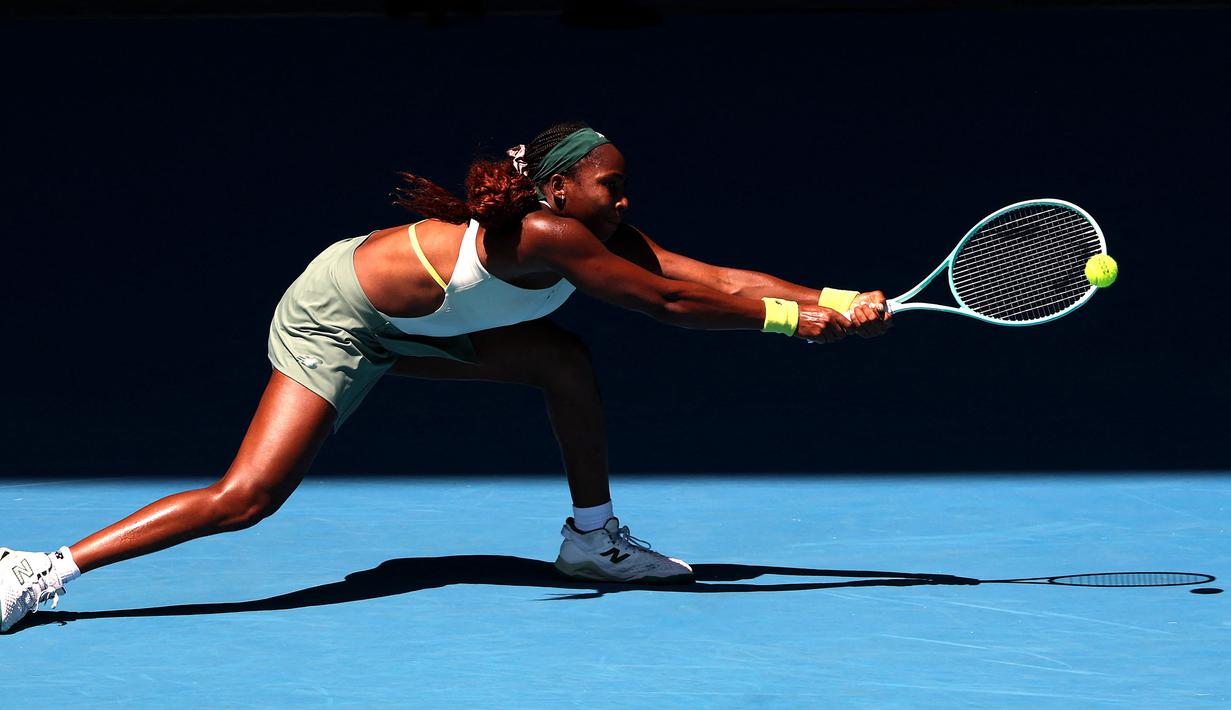 Petenis Amerika Serikat, Coco Gauff berusaha mengembalikan bola ke arah kompatriotnya, Sofia Kenin pada hari kedua Australia Open 2025 di Melbourne, Australia, Senin (13/01/2025). (AFP/David Gray)