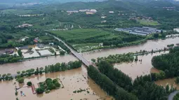 Hujan lebat yang yang memicu tanah longsor yang mematikan di Beijing sejak Rabu (23/7) lalu hingga Senin (28/7/2025) waktu setempat telah menewaskan 30 orang, demikian diungkap media pemerintah. (ADEK BERRY/AFP)