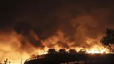 Sebuah gedung penyimpanan barang berbahaya dan bahan kimia di kota utara China Tianjin meledak dan melukai banyak orang. Ledakan hebat itu terjadi di daerah pelabuhan kota dan dilaporkan korban tewas bertambah menjadi  17 orang dan ratusan lainnya te...
