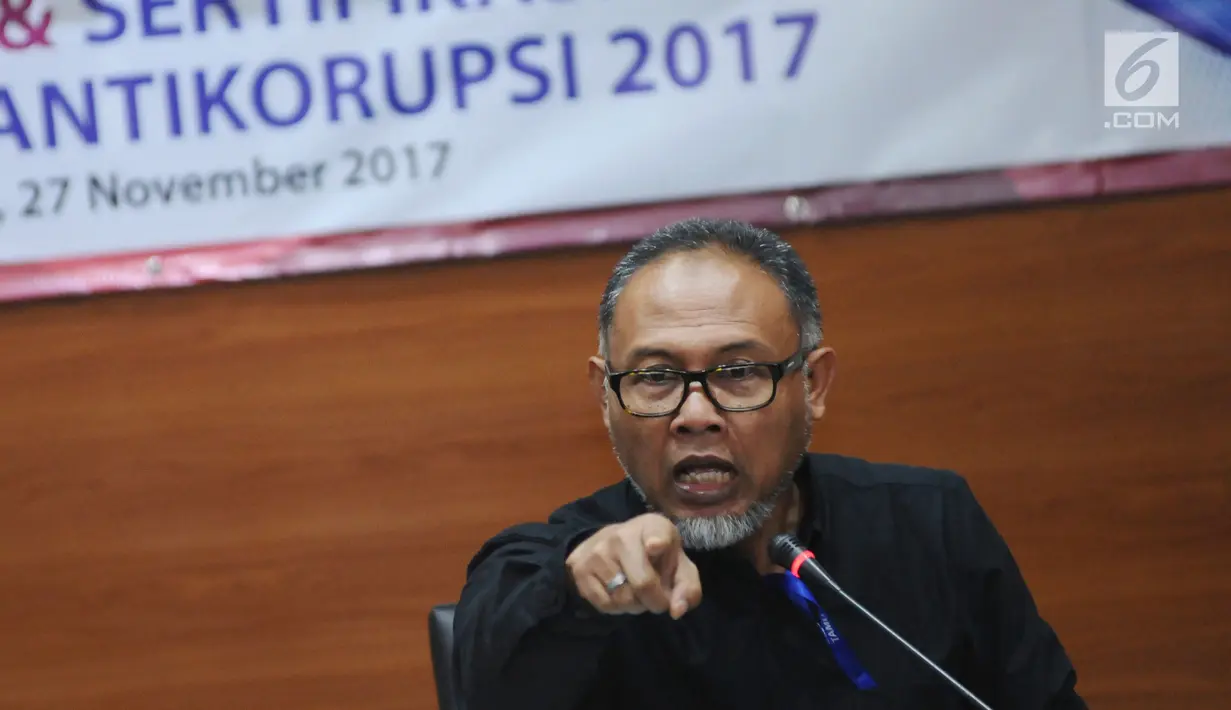 Mantan pimpinan KPK, Bambang Widjojanto (kanan) menyampaikan pandangan kepada peserta Diklat & Sertfikasi Penyuluh Antikorupsi di Gedung KPK, Jakarta, Senin (27/11). Acara tersebut diikuti dari berbagai instansi. (Liputan6.com/Helmi Fithriansyah)