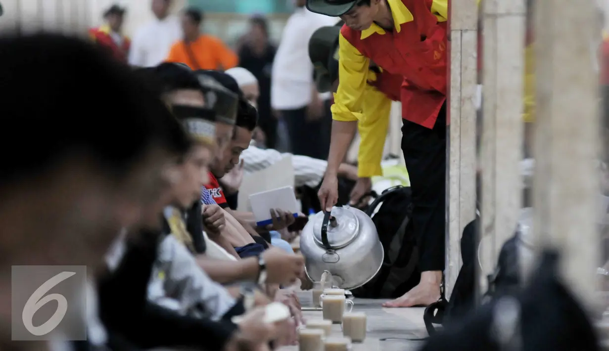 Petugas menuangkan minuman untuk berbuka kepada para jamaah yang hadir di Masjid Istiqlal, Jakarta (22/6/2015). Sekitar 3000 kotak makanan dan minuman dibagikan setiap harinya selama bulan Ramadan. (Liputan6.com/JohanTallo)
