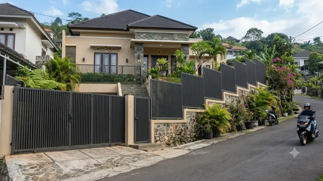 Inspirasi Pagar Berundak untuk Rumah di Lahan Miring Model Kisi Besi Vertikal