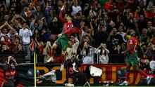 Pemain Timnas Portugal, Cristiano Ronaldo melakukan selebrasi setelah mencetak gol ke gawang Slovakia pada laga putaran pertama Grup A Kualifikasi Euro 2024 di Dragao stadium, Porto, Portugal, 13 Oktober 2023. (AFP/Miguel Riopa)
