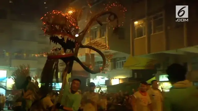 Perayaan Festival Musim Gugur di Hongkong dihiasi dengan adanya naga api.