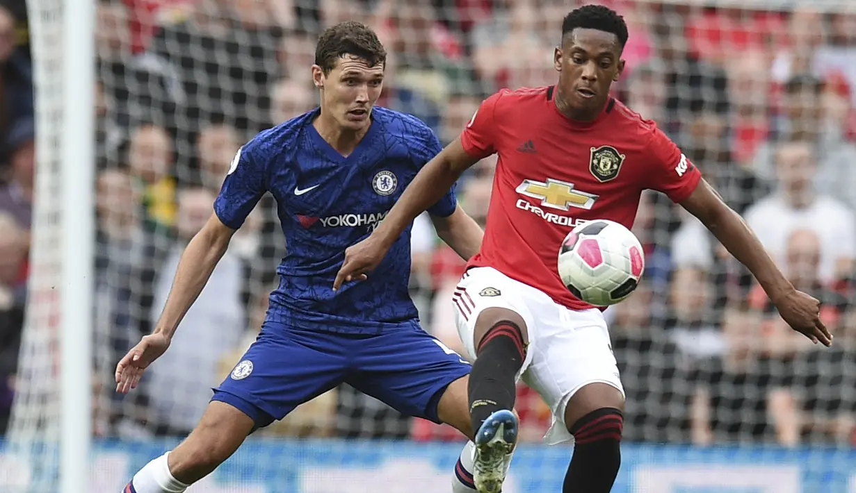 5. Andreas Christensen (23 Tahun) - Kepergian Gary Cahill membuatnya berpeluang untuk mendapatkan posisi bek tengah utama. Sejauh ini pemain asal Denmark tersebut sudah tiga kali dipercaya Frank Lampard untuk jadi benteng utama. (AFP/Oli Scarff)