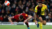 Pemain Watford Troy Deeney (kanan) berebut bola dengan pemain Liverpool Dejan Lovren pada pertandingan Liga Inggris di Vicarage Road Stadium, Watford, Inggris, Sabtu (29/2/2020). Watford membantai Liverpool 3-0. (AP Photo/Alastair Grant)