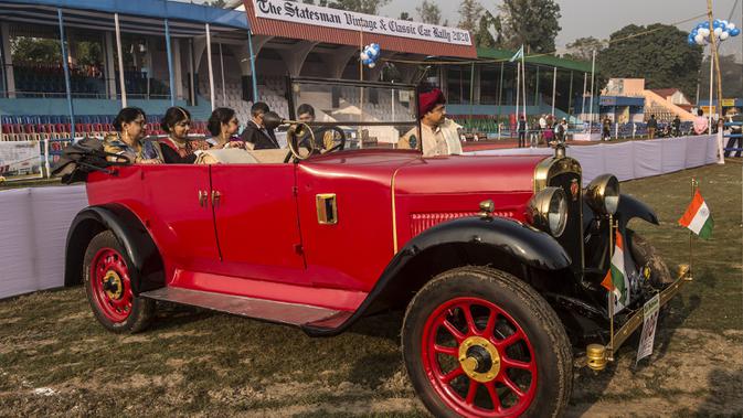 Sejumlah wanita duduk di sebuah mobil antik selama acara Reli Mobil Antik Statesman (Statesman Vintage Car Rally) di Kolkata, India (19/1/2020). Lebih dari 180 mobil dan kendaraan roda dua antik ambil bagian dalam reli mobil klasik dan antik pada acara tersebut. (Xinhua/Tumpa Mondal)