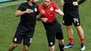 Pemain Mesir, Mohamed Salah (kiri) saat berlatih bersama timnya sebelum bertanding melawan Arab Saudi dalam laga penyisihan Grup A Piala Dunia 2018 di Volgograd Arena, Volgograd, Rusia, Minggu (24/6). (NICOLAS ASFOURI/AFP)