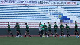 Para pemain Timnas Indonesia U-22 berlari santai saat latihan di Stadion Rizal Memorial, Manila, Rabu (27/11). Latihan ini persiapan jelang laga SEA Games 2019 melawan Singapura U-22. (Bola.com/M Iqbal Ichsan)