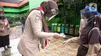 Guru memeriksa suhu tubuh siswa saat hari pertama uji coba Pembelajaran Tatap Muka (PTM) di SDN Kenari 08 Pagi, Jakarta, Rabu (7/4/2021). Pemprov DKI Jakarta mulai melakukan uji coba pembelajaran tatap muka secara terbatas di 100 sekolah mulai 7 hingga 29 April 2021. (Liputan6.com/Faizal Fanani)