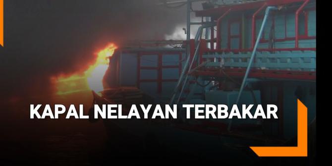 VIDEO: Detik-Detik Kapal Nelayan Terbakar di Muara Baru