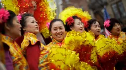 Sejumlah wanita mengenakan kostum saat festival budaya perayaan Imlek di Chinatown, New York City (16/2). Mereka merayakan Imlek atau Tahun Baru China 2569 yang jatuh pada 16 Februari 2018. (Drew Angerer/Getty Images/AFP)