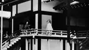 Pengantin Michiko Shoda berjalan mengenakan setelan busana pernikahan tradisional pada hari pernikahannya di Istana Kerajaan di Tokyo, pada 10 April 1959. (AFP Photo)