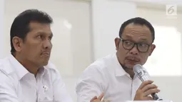 Menteri Ketenagakerjaan, Hanif Dhakiri menggelar jumpa pers terkait cuti bersama Lebaran 2018 di Kemenko PMK, Jakarta, Senin (7/5). Pemerintah akhirnya memutuskan untuk tak mengubah aturan cuti bersama atau libur Lebaran 2018. (Liputan6.com/Angga Yuniar)