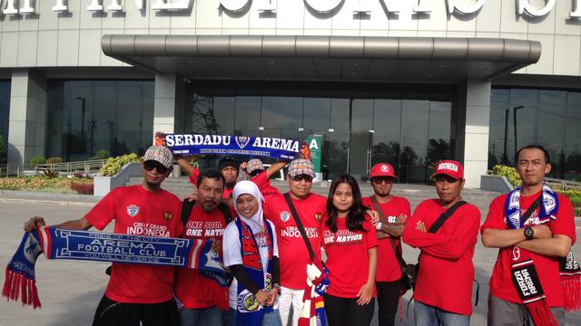 Dirigen Aremania, Yuli Sumpil, (kiri) terbang ke Filipina untuk menyaksikan Timnas Indonesia