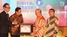 Dirut Bank DKI, Kresno Sediarsi (kedua kanan) menerima penghargaan Innovative Company in Digital Financial Services kategori Bank Pembangunan Daerah ) pada Indonesia Digital Innovative Awards 2018 di Jakarta,Jumat (25/05). (Liputan6.com/Pool/Budi)