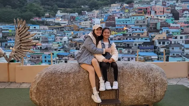 8 Potret Penampilan Ayu Ting Ting dan Bilqis saat Liburan Ini Bak Kakak Adik