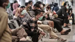 Calon penumpang antre untuk rapid test COVID-19 di Stasiun Pasar Senen, Jakarta, Senin (26/10/2020). Memasuki libur panjang, jumlah penumpang kereta jarak jauh mengalami lonjakan sehingga terjadi antrean panjang rapid test yang menjadi syarat wajib pengguna jasa KAI. (merdeka.com/Iqbal S. Nugroho)