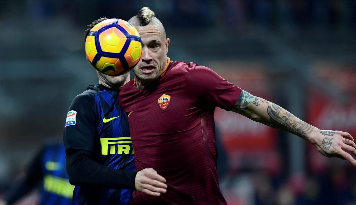 Gelandang AS Roma, Radja Nainggolan, duel udara dengan gelandang Inter Milan, Roberto Gagliardini. Bedasarkan statistik penguasaan bola, pertarungan kedua klub berjalan imbang. (AFP/Miguel Medina)