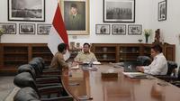 Presiden Prabowo Subianto memanggil Menteri Kesehatan (Menkes) Budi Gunadi Sadikin ke Istana Merdeka, Jakarta, Selasa 3 Juni 2025. Tampak juga hadir Sekretaris Kabinet (Seskab) Letkol Teddy Indra Wijaya. (Foto: Istimewa).
