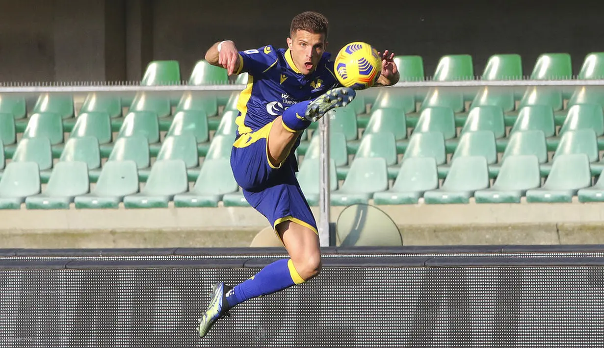 Pemain Verona, Darko Lazovic, mengontrol bola saat melawan AC Milan pada laga Liga Italia di Stadion Bentegodi, Minggu (7/3/2021). AC Milan menang dengan skor 2-0. (Spada/LaPresse via AP)