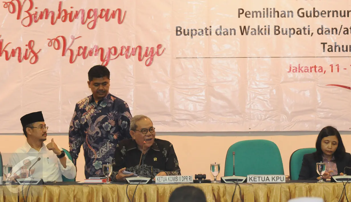 Ketua Komisi II DPR RI Rambe Kamarul Zaman (ketiga kiri) memberi materi Bimbingan Teknis Kampanye Pemilihan Tahun 2017 di Gedung KPU, Jakarta, Selasa (11/10). 68 peserta dari seluruh KPUD se Indonesia hadir. (Liputan6.com/Helmi Fithriansyah)