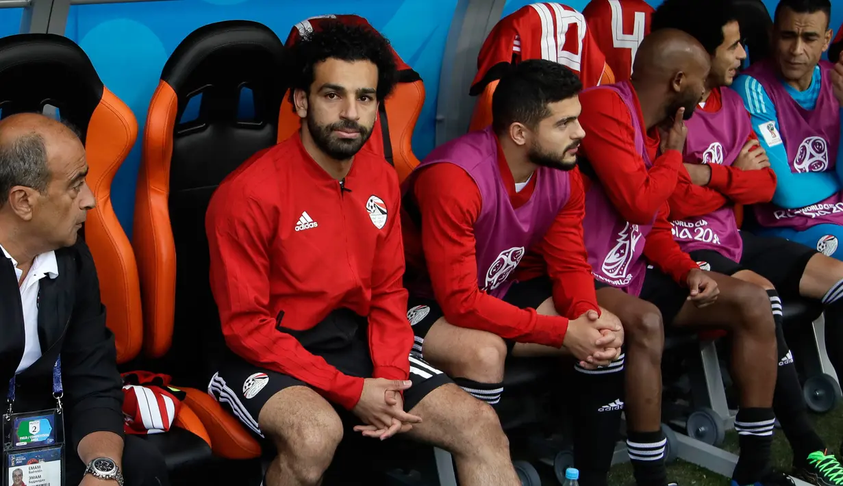 Penyerang Mesir, Mohamed Salah berada di bangku cadangan selama pertandingan grup A Piala Dunia 2018 melawan Uruguay di Yekaterinburg Arena di Yekaterinburg, Rusia, (15/6). Uruguay menang dramatis atas Mesir 1-0. (AP Photo / Mark Baker)