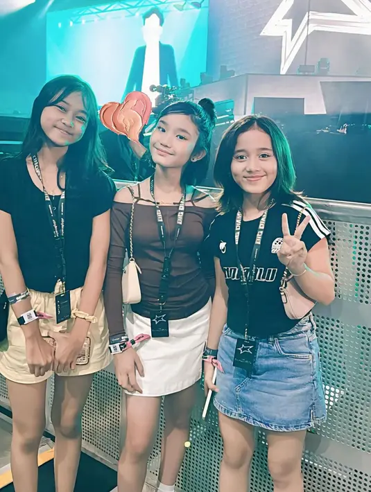 Penampilan keduanya di acara fan meeting Lisa BLACKPINK ini menjadi sorotan karena berhasil mewujudkan gaya kasual yang stylish.