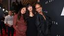 Vokalis band Aerosmith, Steven Tyler bersama Chelsea Tyler dan Liv Tyler menghadiri gala premiere "Ad Astra" di Los Angeles, Rabu (18/9/2019). Rocker gaek itu  datang memberikan dukungan bagi anaknya, Liv Tyler yang beradu peran dengan Brad Pitt. (Matt Winkelmeyer/GETTY IMAGES/AFP)