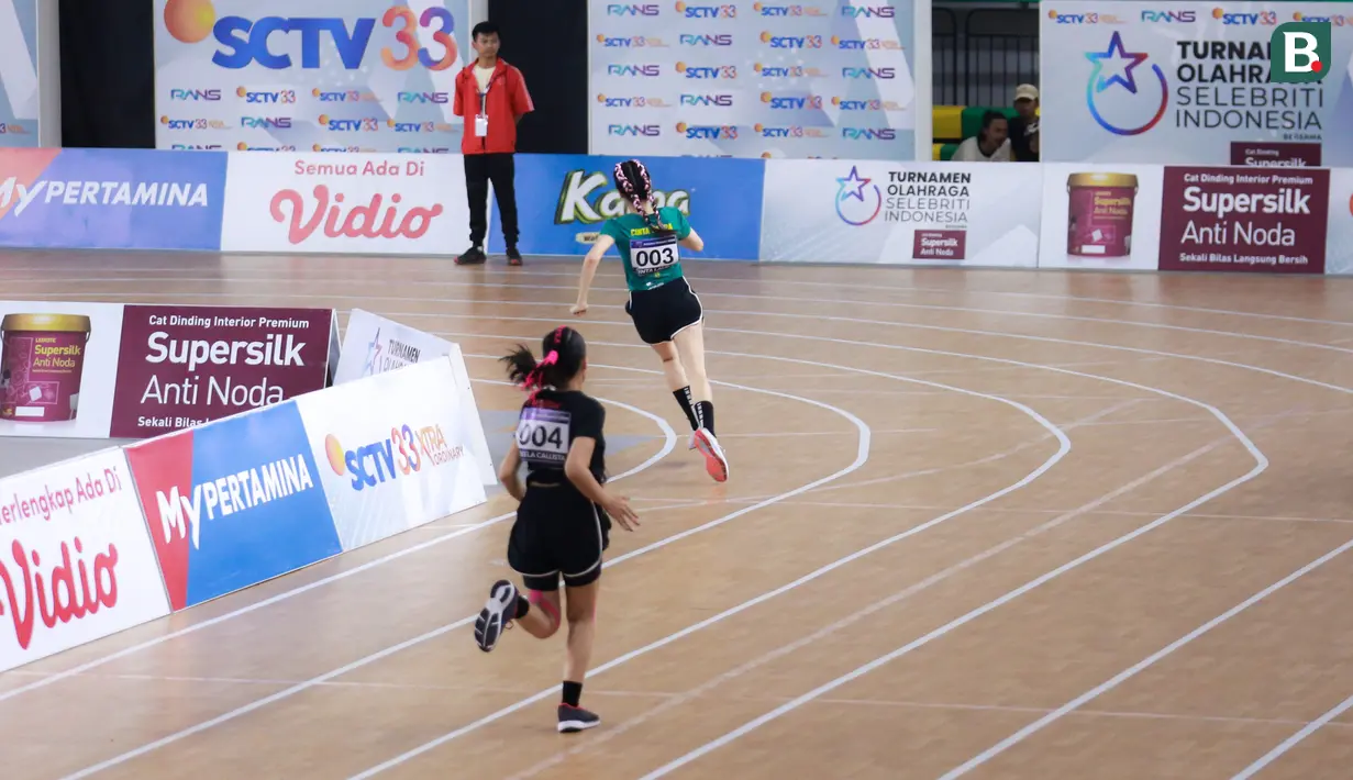 Selebritas Indonesia, Cinta Laura (kanan) memimpin lomba pada cabang olahraga lari 100 meter putri Turnamen Olahraga Selebriti Indonesia (TOSI) di GOR UNJ, Rawamangun, Jakarta, Minggu (30/07/2023). Cinta berhasil menang dengan mencatatkan waktu 17,60 detik. (Bola.com/Bagaskara Lazuardi)