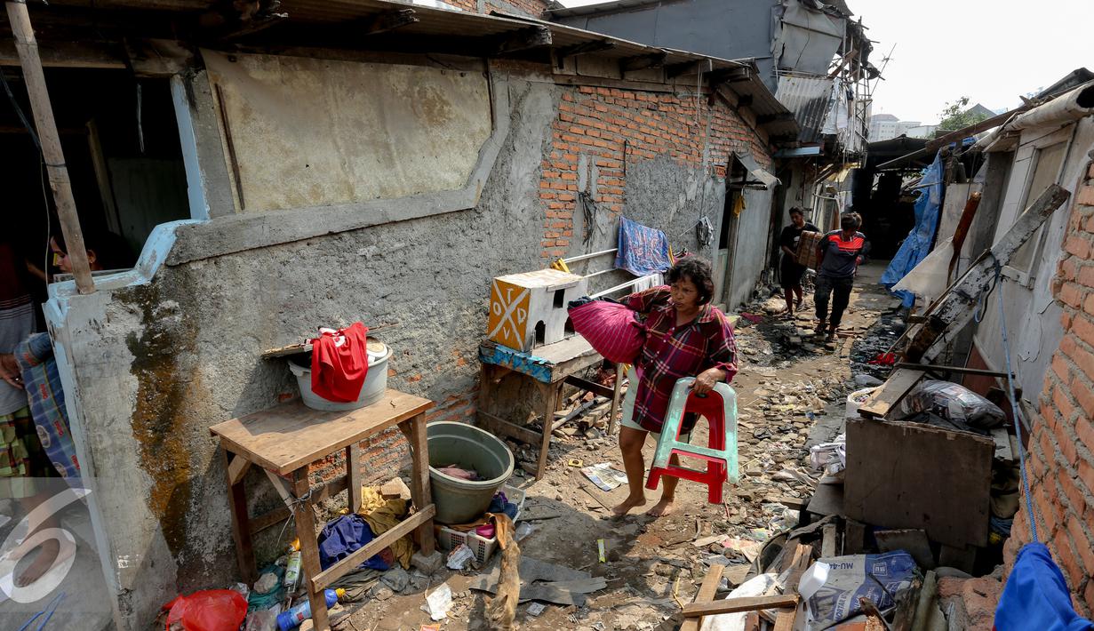 Sejumlah warga saat mengevakuasi barang-barang milik mereka di kawasan Kebon Kosong, Jakarta, Senin (15/6/2015). Pembongkaran tersebut dilakukan untuk membenahi wilayahnya agar aktivitas pedagang kaki lima (PKL) lebih tertata. (Liputan6.com/Faizal Fanani)