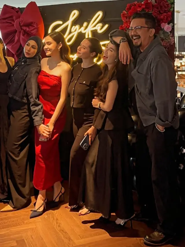 Selebritis saat Pesta Ulang Tahun Intimate Syifa Hadju ke-25.