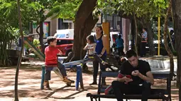 Anak-anak bermain di alun-alun di Asuncion (22/2/2022). Pemerintah Paraguay mengumumkan pada Selasa (22/2) bahwa mereka mencabut semua pembatasan sanitasi terkait pandemi COVID-19, kecuali untuk penggunaan masker di dalam ruangan dan di tempat ramai. (AFP/Norberto Duarte)
