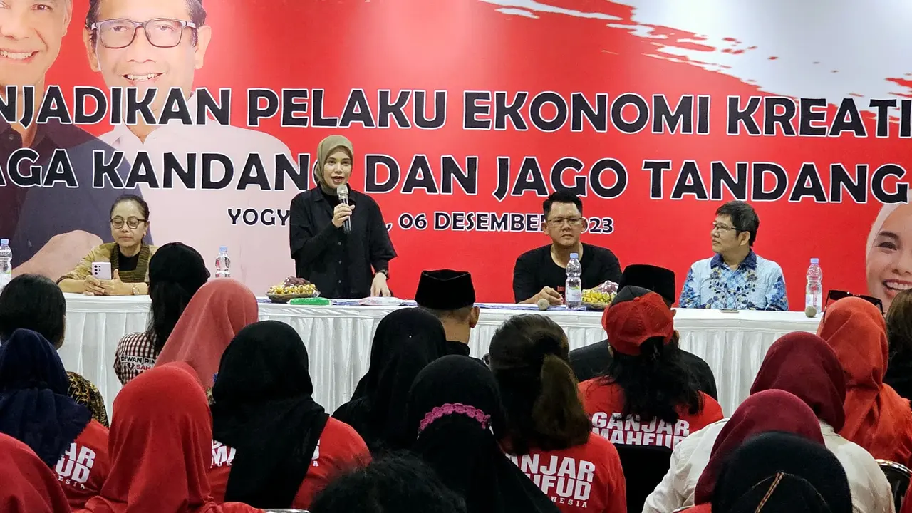 Istri Calon Presiden nomor urut tiga Ganjar Pranowo, Siti Atikoh berdiskusi dengan para pelaku UMKM di Jogja T-Shirt Jethe, Sleman, Rabu (6/12/2023).