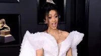 Sudah mulai nggak paham lagi kenapa Cardi B benar-benar mengandalkan gaya mangapnya. (DIMITRIOS KAMBOURIS / GETTY IMAGES NORTH AMERICA / AFP)