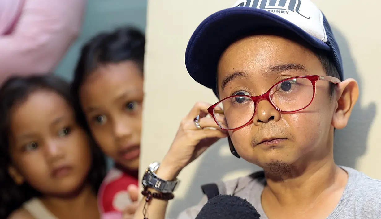 Uang tunai Rp 500.000,- diberikan Daus sebagai mas kawin untuk mempersunting perempuan yang menjadi istrinya. (Deki Prayoga/Bintang.com)