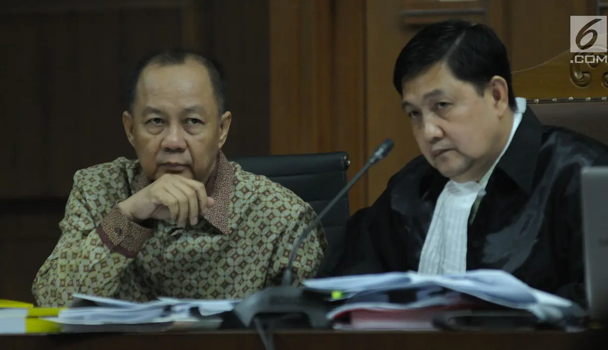 Terdakwa penerbitan SKL terhadap obligor BLBI, Syafruddin Arsyad Temenggung bersama penasehat hukumnya saat menjalani sidang lanjutan di Pengadilan Tipikor, Jakarta, Rabu (6/6). Sidang mendengar keterangan saksi. (Liputan6.com/Helmi Fithriansyah)