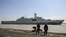 Personel TNI Angkatan Laut  mengamati kapal Angkatan Laut Tentara Pembebasan Rakyat Tiongkok (PLA) Qi Jiguang bersiap untuk berlabuh di Pelabuhan Tanjung Perak di Surabaya,  Minggu (2/8/2026). (AFP/ Juni Kriswanto)