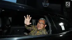 Mantan Gubernur Jawa Barat Ahmad Heryawan alias Aher usai diperiksa oleh penyidik di gedung KPK, Jakarta, Rabu (9/1). Aher diperiksa sebagai saksi untuk tersangka Bupati nonaktif Bekasi Neneng Hasanah Yasin. (Merdeka.com/Dwi Narwoko)
